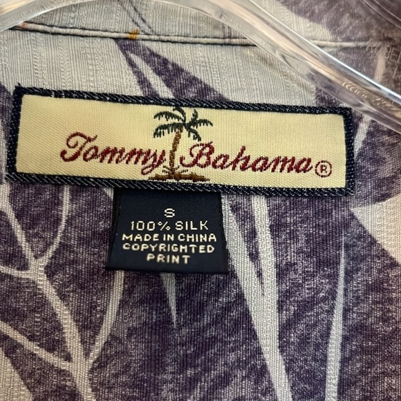 Tommy Bahama men’s 100% silk Hawaiian shirt. Size Small - Picture 2 of 9